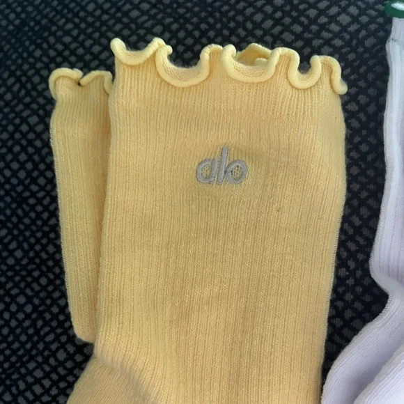 NWOT Alo Set of 3 Ruffle Trim Crew Socks Size Medium
